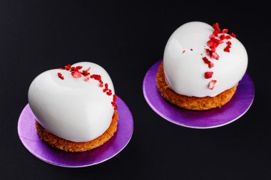 Kalp şeklinde sırlı mus kek