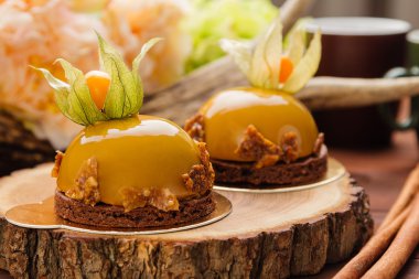 Karamel sır ile kaplı Fransız mus kek