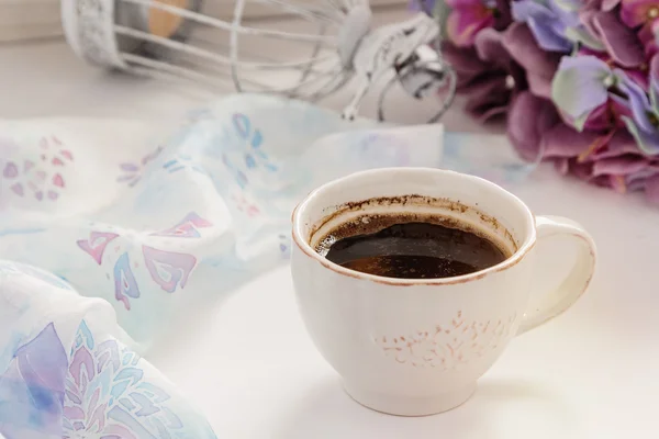 Xícara de café com decorações chiques gasto — Fotografia de Stock