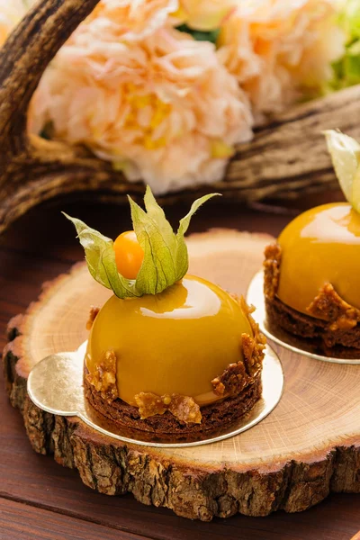 Gâteau mousse française recouvert de glaçure caramel — Photo