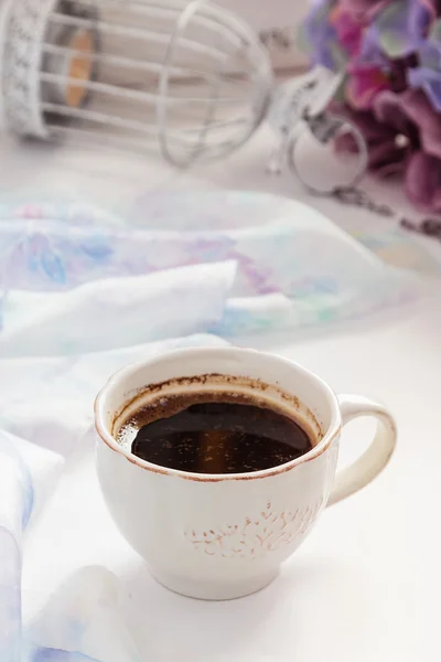 みすぼらしいシックな装飾のコーヒーカップ — ストック写真