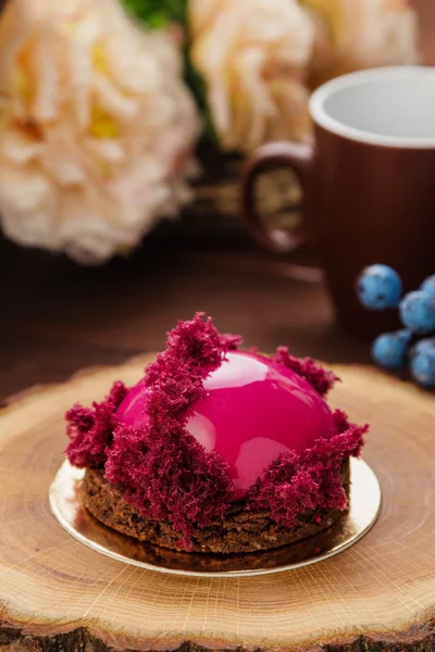French pastry with pink glaze and burgundy sponge cake — Stock Photo, Image