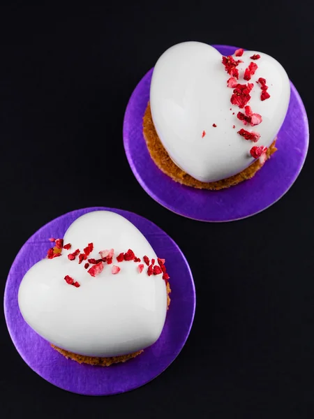 Gâteaux en mousse émaillée en forme de coeur — Photo