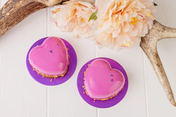 ハート型のピンクの釉薬とフランス菓子 — ストック写真
