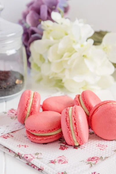 Red macaroons with flowers — Stock Photo, Image