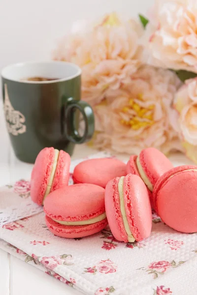 Red macaroons with flowers — Stock Photo, Image