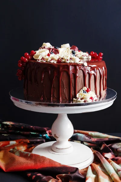 Csokoládé torta, mázzal és vajkrém virágokkal — Stock Fotó