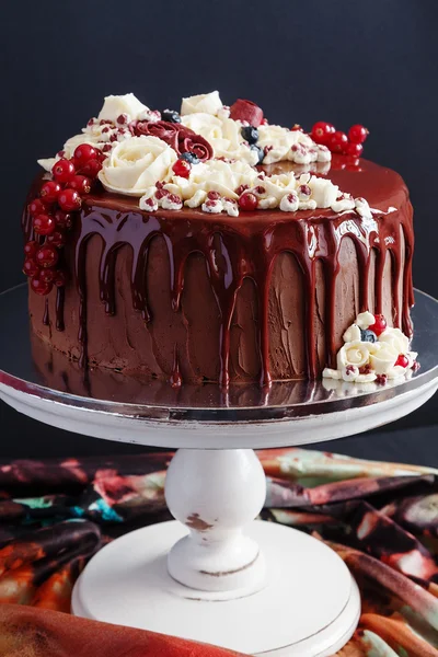 Gâteau au chocolat avec glaçure et fleurs de crème au beurre — Photo