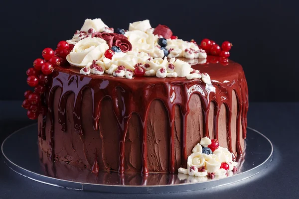 Schokoladenkuchen mit Glasur und Buttercremeblüten — Stockfoto