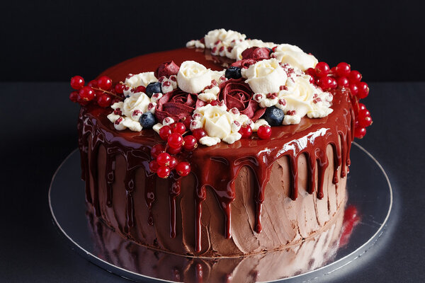 Шоколадный торт с глазурью и цветами из сливок
