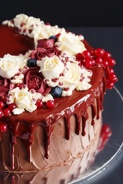 Primo piano della decorazione torta di fiori di crema di burro — Foto Stock