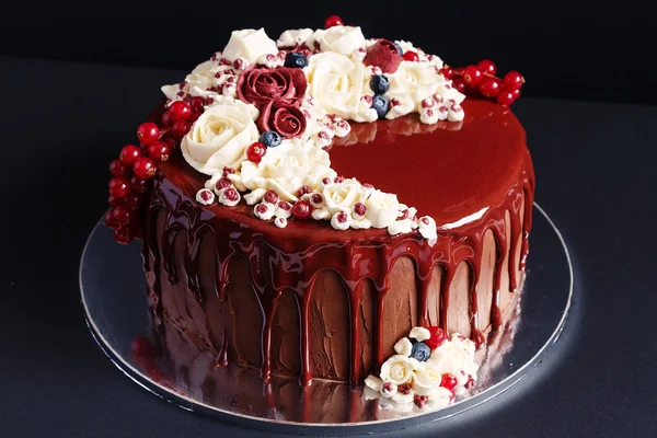 Ciasto czekoladowe z glazury i buttercream kwiaty — Zdjęcie stockowe