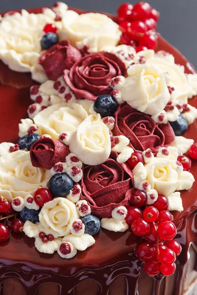 Primo piano della decorazione torta di fiori di crema di burro — Foto Stock