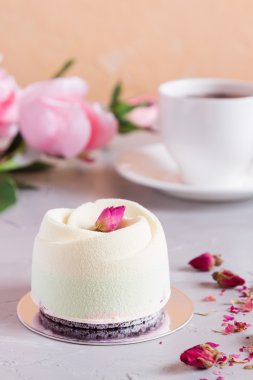 Gül ile romantik pasta pasta