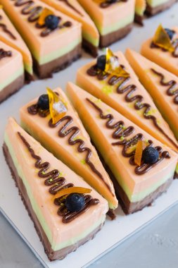 Renkli meyve kek parçaları