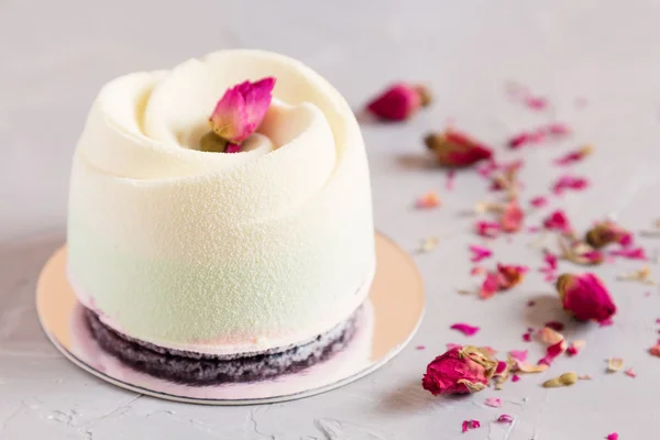 Pastel de pastelería elegante con rosa — Foto de Stock