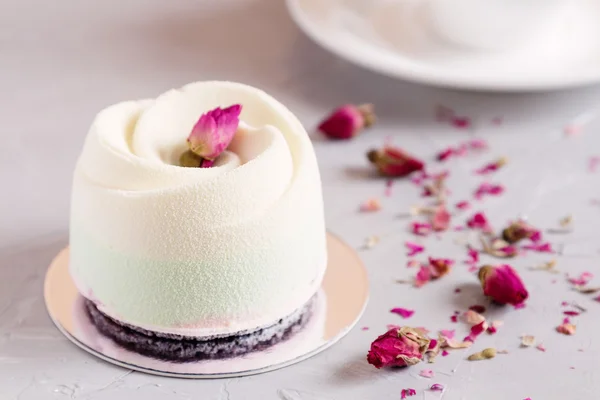 Элегантный торт с розой — стоковое фото