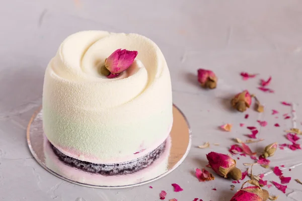 Элегантный торт с розой — стоковое фото
