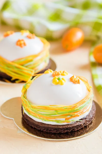 Pasteles de mousse francés con esmalte blanco y decoración de Pascua —  Fotos de Stock