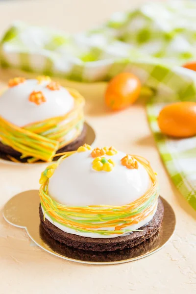 Französische Moussekuchen mit weißer Glasur und Osterdekoration — Stockfoto