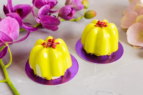 Mini-Kuchen mit gelber Glasur — Stockfoto