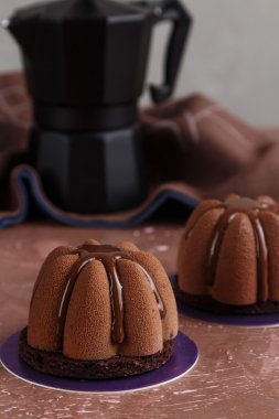 Kadife sprey ile çikolata mousse kek