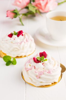 Mini pavlova ahududu ile