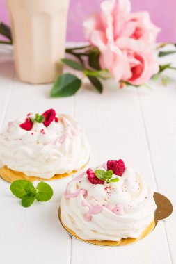 Mini pavlova ahududu ile
