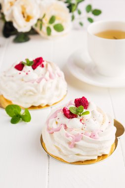 Mini pavlova ahududu ile