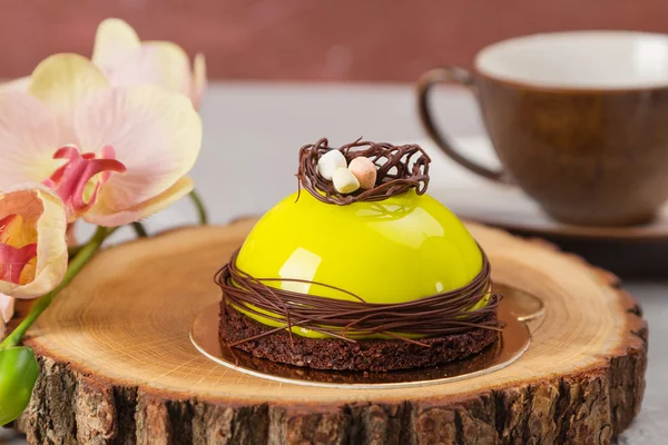 Mini-Moussekuchen mit grüner Glasur — Stockfoto