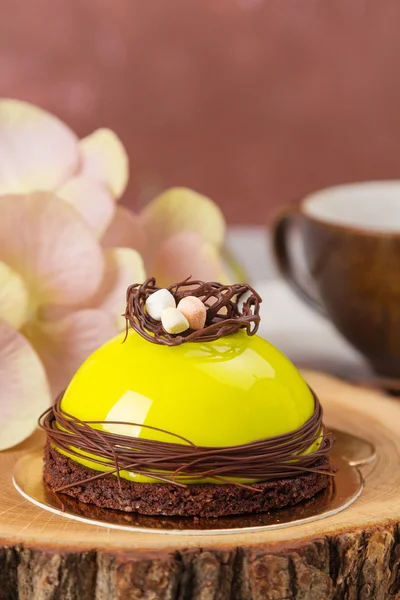 Mini gâteau mousse avec glaçure verte — Photo