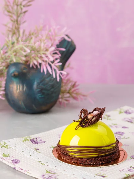 Mini-Moussekuchen mit grüner Glasur — Stockfoto