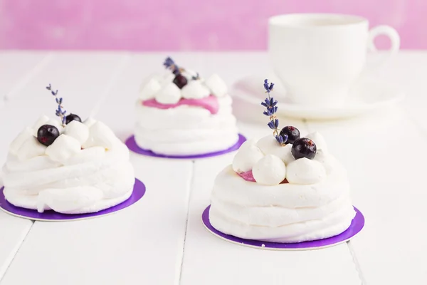 Mini pavlova with black currant and lavender — Stock Photo, Image