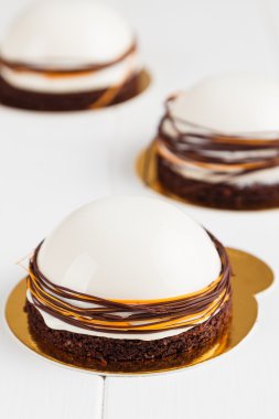 Beyaz köpük tatlı ayna sır ile