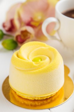Entremet sarı çikolata kadife ile Fransız mousse