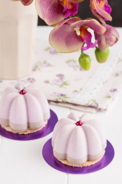 Fransız mousse entremet pembe kakao kadife ile