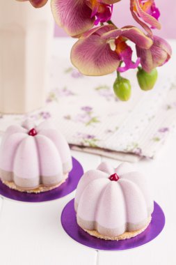 Fransız mousse entremet pembe kakao kadife ile