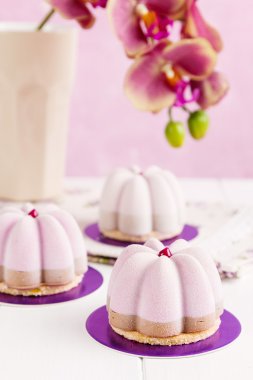 Fransız mousse entremet pembe kakao kadife ile