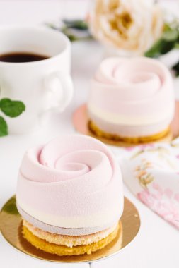 Fransız mousse entremet pembe kakao kadife ile