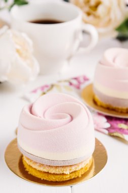 Fransız mousse entremet pembe kakao kadife ile