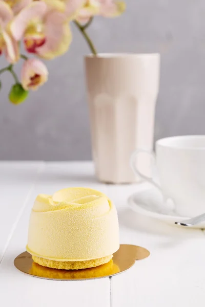 Französisches Mousse Vorspeise mit gelbem Schokoladenvelour — Stockfoto