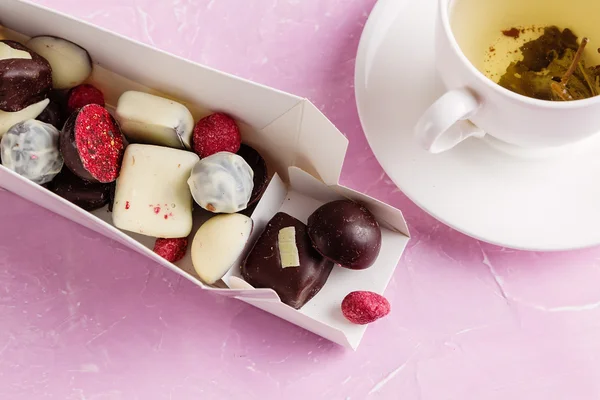 Chocolates artesanais em caixa de presente — Fotografia de Stock