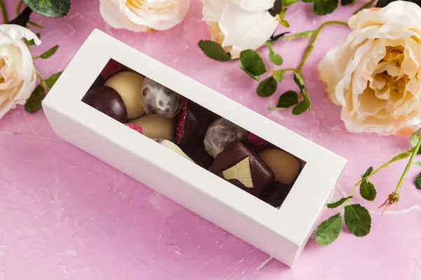 Handgemachte Pralinen in Geschenkbox — Stockfoto