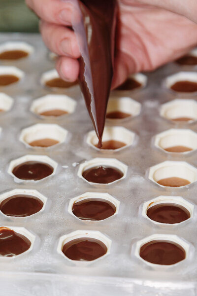 Шоколад ручной работы в процессе
