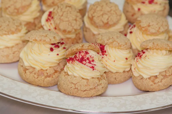 Crema sbuffi ripieni crema pasticcera alla vaniglia — Foto Stock