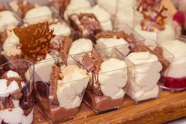 Französisches Gebäck. Desserts im Glas — Stockfoto