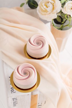 Pembe mousse kek kadife kaplama