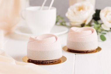 Pembe mousse kek kadife kaplama