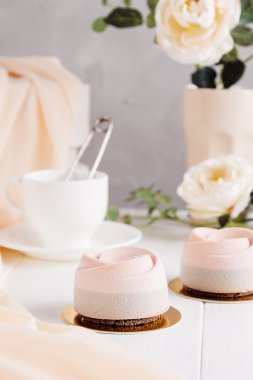Pembe mousse kek kadife kaplama