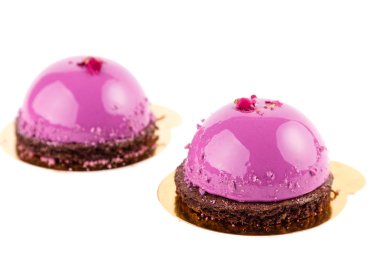 Beyaz izole kek Fransız mousse